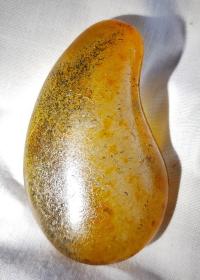 ML49  、马达加斯加玛瑙，俗称马料。奇石，观赏石，【  珍惜每一滴水，拟人的水滴，有眼睛，有胳膊  】，尺寸： 3.5*1.5*6  厘米  。