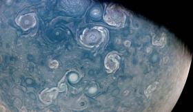 美国NASA，朱诺探测器拍摄的木星照片作为封面，手工制作的铁圈装订笔记本，最外面是PET透明护封，封面为超精细打印，塑封，笔记本内芯为80克网格纹纸。60张，120页。