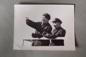 毛主席和林彪在远看的老照片