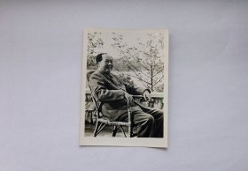 毛泽东同志在藤椅上笑眯眯老照片