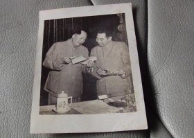 老照片-毛主席与周总理在一起看书