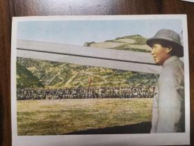 1962年初《毛主席在延安的时候》长安美术出版社：1945年10月11日，毛主席在赴重庆谈判后回到延安，延安军民在机场热烈欢迎毛主席返回