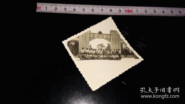 厦门老照片！！    -----1962年《厦门大学---校门前合影》！（注意看校门上的字，似乎是往下流了什么？稀少！）