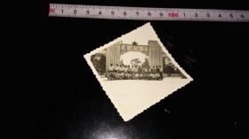 厦门老照片！！    -----1962年《厦门大学---校门前合影》！（注意看校门上的字，似乎是往下流了什么？稀少！）