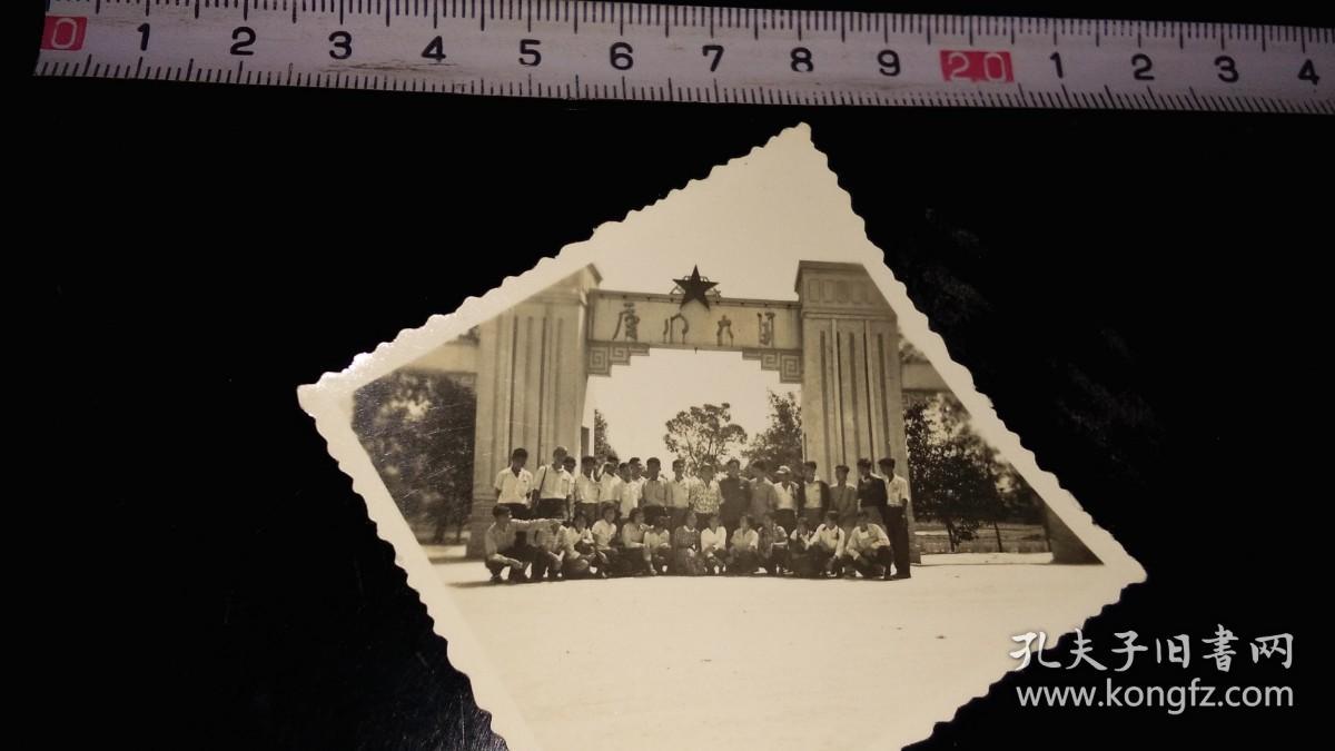 厦门老照片！！    -----1962年《厦门大学---校门前合影》！（注意看校门上的字，似乎是往下流了什么？稀少！）