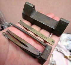 民清老铜锁：方形老铜锁一把。能正常使用。永久保真包鉴定。