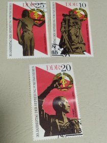 买满就送，这是三张邮票，东德发行，纪念二战结束三十周年