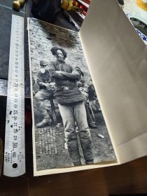 买满就送，《抗战时被俘的女兵和小战士》，这是来自一本日文画报里的内容剪贴，共两张