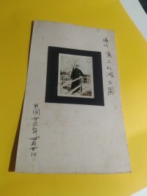 民国老照片一张，一个穿深色长袍的男子 站在小木桥上 凝望远方，1947年，底卡纸为后人所裱托，其中原照尺寸 6 x 4.5 cm，详见AI工具所生成的描述语
