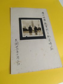 民国老照片一张，摄于旅顺苏军烈士纪念碑前，1948年，底卡纸为后人所裱托，其中原照尺寸 5.8 x 5.8 cm