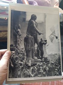 买满就送，英文书刊内页一张，经典摄影作品：《在乔治·华盛顿的庇佑下，手持扩音器的道格拉斯·范朋克（Douglas Fairbanks ）在华尔街的一次集会上，让一群潜在的债券购买者活跃起来》