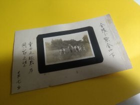 民国老照片一张，金陵紫金山下 四幼童在草坪上玩耍 “童子之起点 乃国家之所望”，1936年，底卡纸为后人所裱托，其中原照尺寸 8.5 x 7 cm，，详见AI工具所生成的描述语
