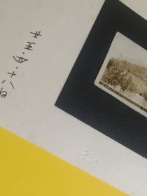 民国老照片一张，明太祖庙后望见之宝城，1936年，底卡纸为后人所裱托，其中原照尺寸 6 x 3.8 cm，详见AI工具所生成的描述语