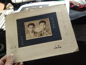 民国老照片一张 兄弟俩合照，有底托（24.4 x 18 cm）  ,   民国三十一年   佳华 晓昕就读于南通学院毕业留影