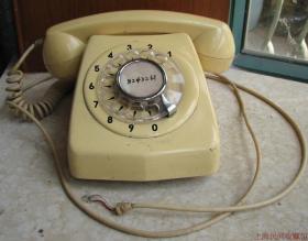 八十年代米黄色老电话机 (品相好 可以用）