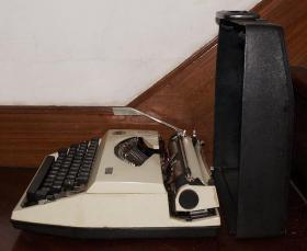飞鱼牌200型便携式手提机械打字机