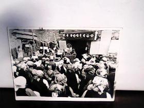 1974年西藏翻身农奴深批林彪孔丘，图片内容是在江洛金达赖庄园召开批林批孔，新华社发表照片后附文字。