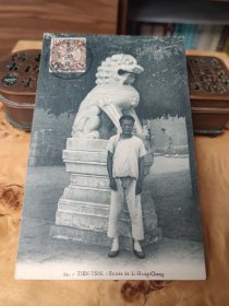 天津老明信片，清末民初李公祠门口石狮子前男子，李鸿章，贴蟠龙加盖票，杨记版