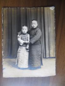 民国时期两个儿童合影照片（穿长袍短褂）
