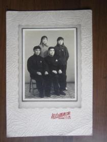4人合影照片（都戴毛主席像章，上海延吉东路205号长白摄影室）