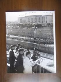 六十年代老照片：毛主席、林彪、周恩来在群众大会上（大尺寸；1966年8月青海省工农兵图书馆藏）