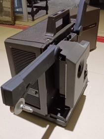 26_五六十年代美国进口“贝尔牌”16毫米电影机，110伏电压，内置喇叭，赠送一部《椰岛情仇》电影片，片夹，保存完好，正常使用，喜欢的私聊！