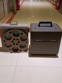 26_五六十年代美国进口“贝尔牌”16毫米电影机，110伏电压，内置喇叭，赠送一部《椰岛情仇》电影片，片夹，保存完好，正常使用，喜欢的私聊！