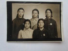 黑白照片：扎辫子配毛主席像章5位女青年