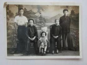 黑白照片：50年代一家人