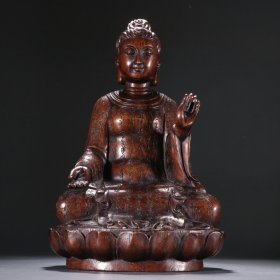 清代 沉香木雕释迦牟尼佛造像。