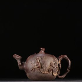 中国宜兴款 紫砂松鼠葡萄茶壶。