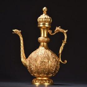清代 铜鎏金凤凰牡丹图酒壶。