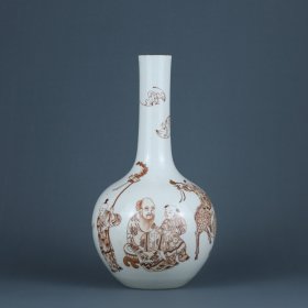 清代 矾红博古人物图胆瓶