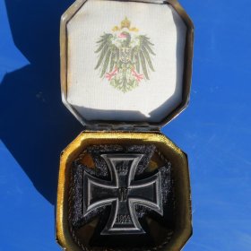 德国一级铁十字勋章，贵族私人定制金属盒子，厂标800弱打。

绝对少见的一战收藏品！