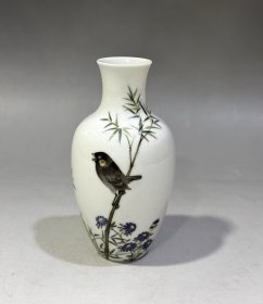民国细路粉彩花鸟小瓶，