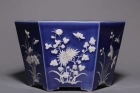 清代，蓝釉堆白花卉纹六方花盆
