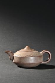 旧藏“华香国宝”款紫砂老料山水意境茶壶。