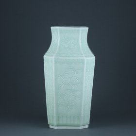 清乾隆 豆青釉雕刻花卉三多纹八方瓶