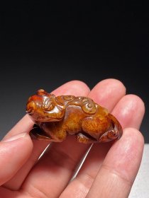 明 和田玉籽料 红沁 兽衔灵芝 挂件 把件