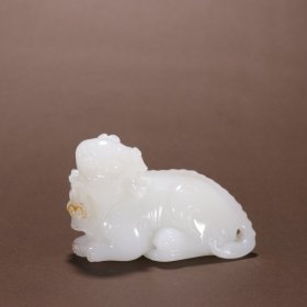 晚清 和田玉籽料雕瑞兽衔如意摆件