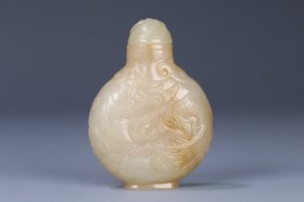 明代 和田玉龙纹鼻烟壶。