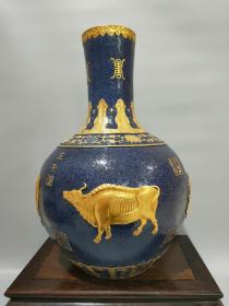 清乾隆-珐琅彩蓝釉轧道雕刻鎏金五牛图天球瓶