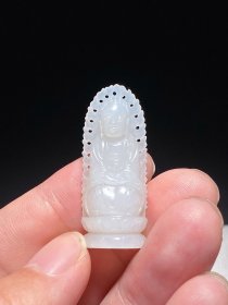 清中期 和田玉籽料 白玉 释迦摩尼 随身佛 佛像 挂件 长1.6宽1高4厘米 重9.2克 和田玉籽料白玉质，体圆雕释迦摩尼，身披佛衣，面相饱满，头饰螺发，双睑微垂，两唇闭合，面相圆润，神态安详，双手结禅定印，全跏趺坐于莲花之上，边缘均饰佛光，庄严形象自然成型，不怒自威，不言自明，明了一切众生皆有如来智慧德相。整器雕工精湛，宝光四溢，诚为珍品。