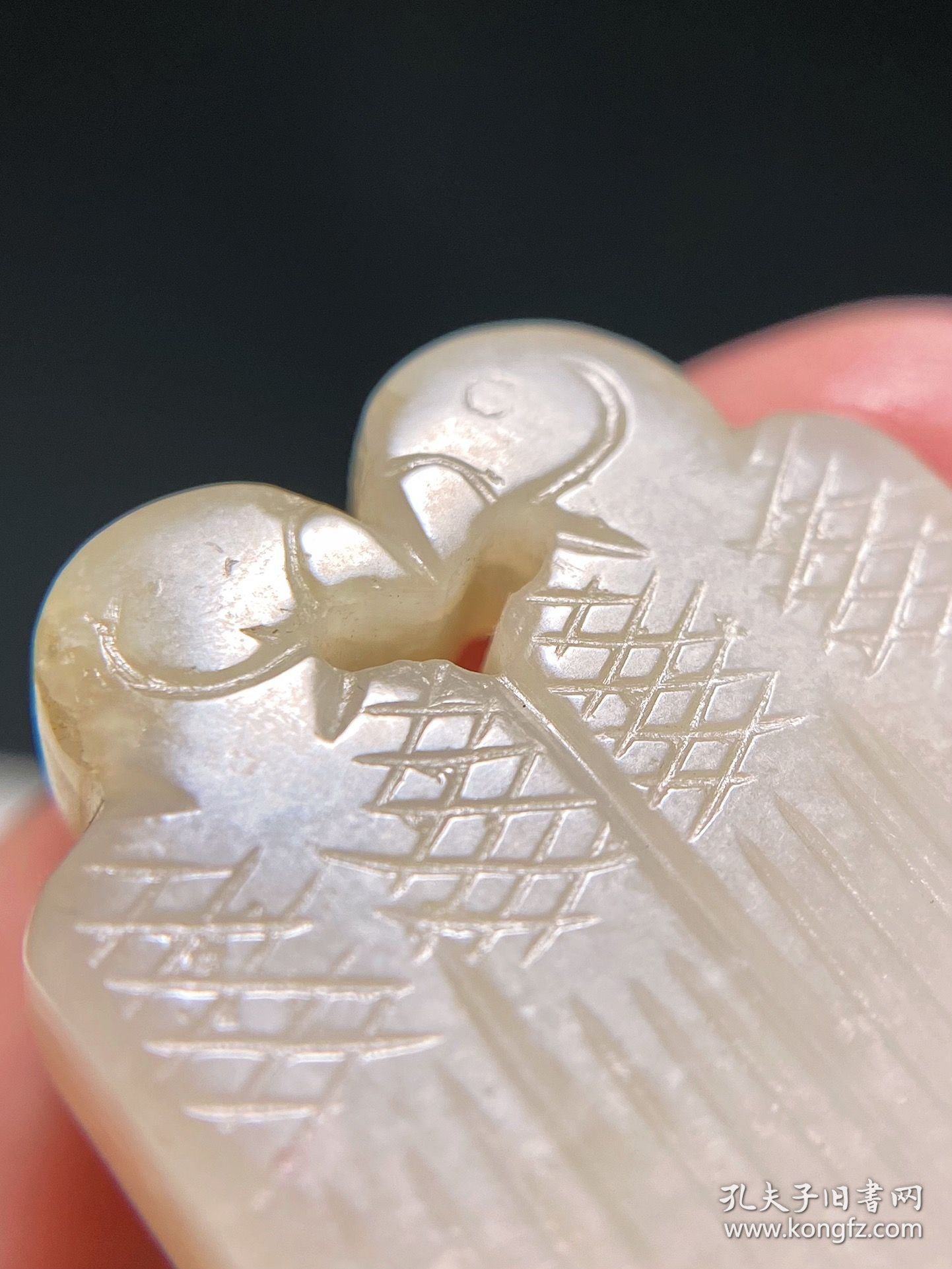 清中期 和田玉籽料 白玉 双鸟 玉佩 挂件 长2.2 宽0.6 高4.2厘米 重11.8克 双鸟白玉质地，玉质细腻，触手温泽，雕饰流畅，质地饱满，两只小鸟嘴尖相对，宛若恋人般如胶似漆，体现出和谐、对称之美。碾琢精到，布局妥帖，手法写意，张驰有道，审美品味颇高。