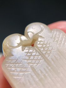 清中期 和田玉籽料 白玉 双鸟 玉佩 挂件 长2.2 宽0.6 高4.2厘米 重11.8克 双鸟白玉质地,玉质细腻,触手温泽,雕饰流畅,质地饱满,两只小鸟嘴尖相对,宛若恋人般如胶似漆,体现出和谐、对称之美。碾琢精到,布局妥帖,手法写意,张驰有道,审美品味颇高。