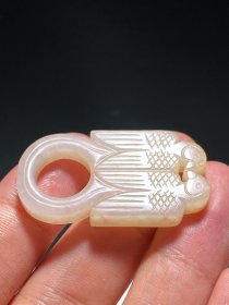 清中期 和田玉籽料 白玉 双鸟 玉佩 挂件 长2.2 宽0.6 高4.2厘米 重11.8克 双鸟白玉质地,玉质细腻,触手温泽,雕饰流畅,质地饱满,两只小鸟嘴尖相对,宛若恋人般如胶似漆,体现出和谐、对称之美。碾琢精到,布局妥帖,手法写意,张驰有道,审美品味颇高。