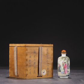旧藏 清代 乾隆粉彩人物鼻烟壶 尺寸：高9.5公分 直径4.5公分