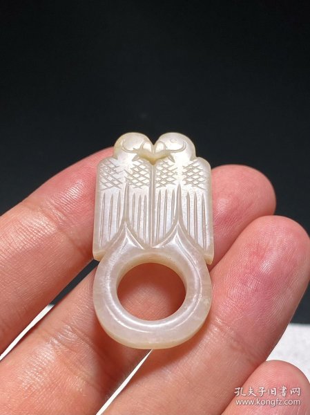 清中期 和田玉籽料 白玉 双鸟 玉佩 挂件 长2.2 宽0.6 高4.2厘米 重11.8克 双鸟白玉质地，玉质细腻，触手温泽，雕饰流畅，质地饱满，两只小鸟嘴尖相对，宛若恋人般如胶似漆，体现出和谐、对称之美。碾琢精到，布局妥帖，手法写意，张驰有道，审美品味颇高。