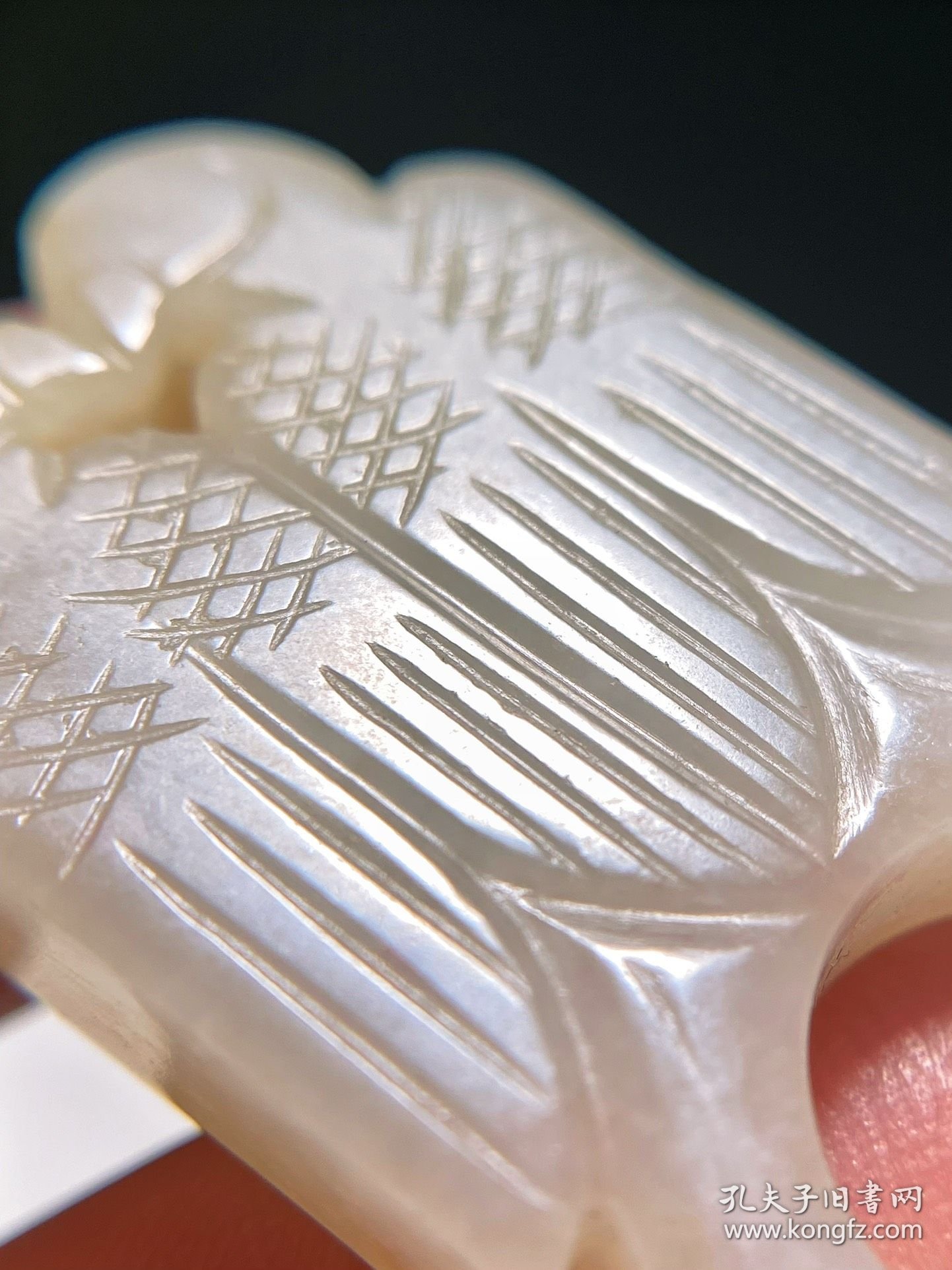 清中期 和田玉籽料 白玉 双鸟 玉佩 挂件 长2.2 宽0.6 高4.2厘米 重11.8克 双鸟白玉质地，玉质细腻，触手温泽，雕饰流畅，质地饱满，两只小鸟嘴尖相对，宛若恋人般如胶似漆，体现出和谐、对称之美。碾琢精到，布局妥帖，手法写意，张驰有道，审美品味颇高。