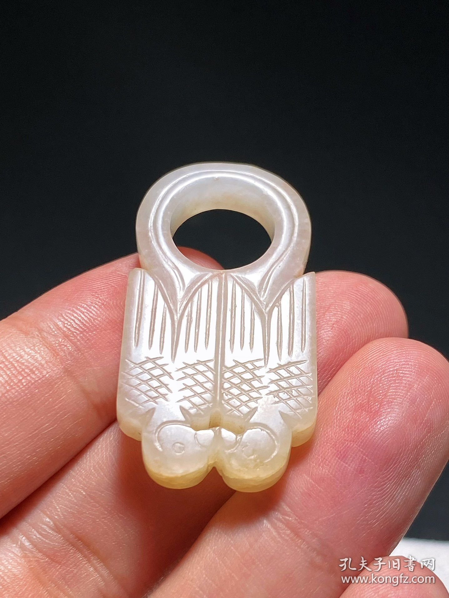 清中期 和田玉籽料 白玉 双鸟 玉佩 挂件 长2.2 宽0.6 高4.2厘米 重11.8克 双鸟白玉质地，玉质细腻，触手温泽，雕饰流畅，质地饱满，两只小鸟嘴尖相对，宛若恋人般如胶似漆，体现出和谐、对称之美。碾琢精到，布局妥帖，手法写意，张驰有道，审美品味颇高。